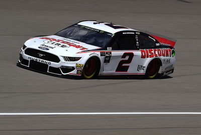 Brad Keselowski mengalahkan Kevin Harvick untuk pole Michigan