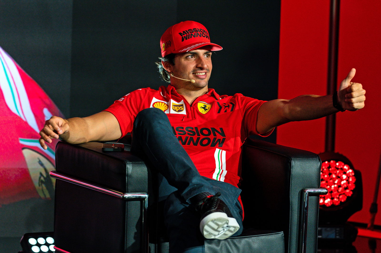 Masa Depan Belum Jelas, Lewis Hamilton Memilih Santai