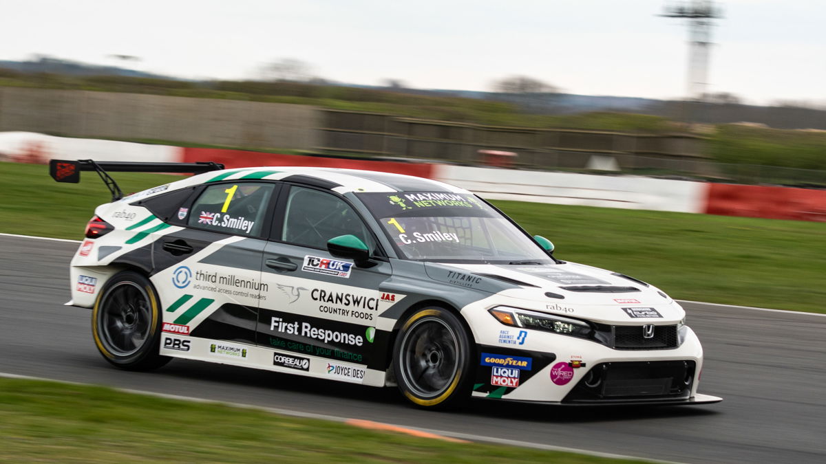 TCR UK: Smiley Mendapatkan Civic Type R Baru di Oulton Park