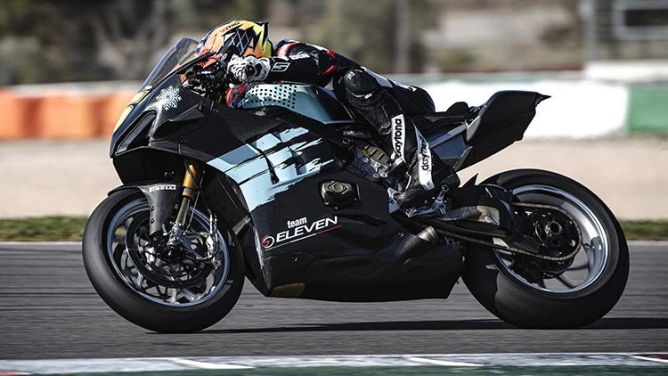 Oettl finds 'set-up, ergonomics, riding style' improvements aboard Panigale V4 R