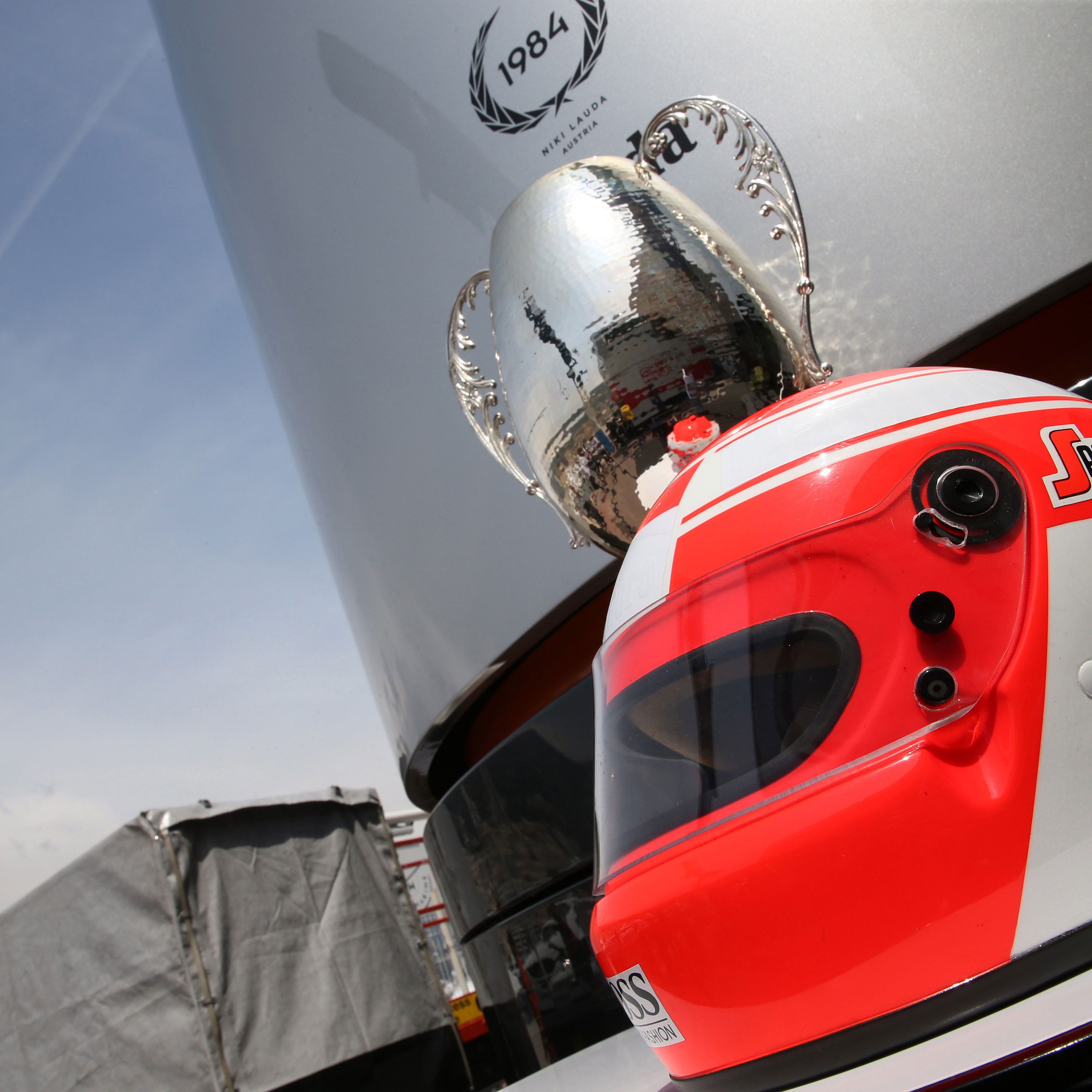 F1 confirms minute's silence, red cap tribute to Lauda