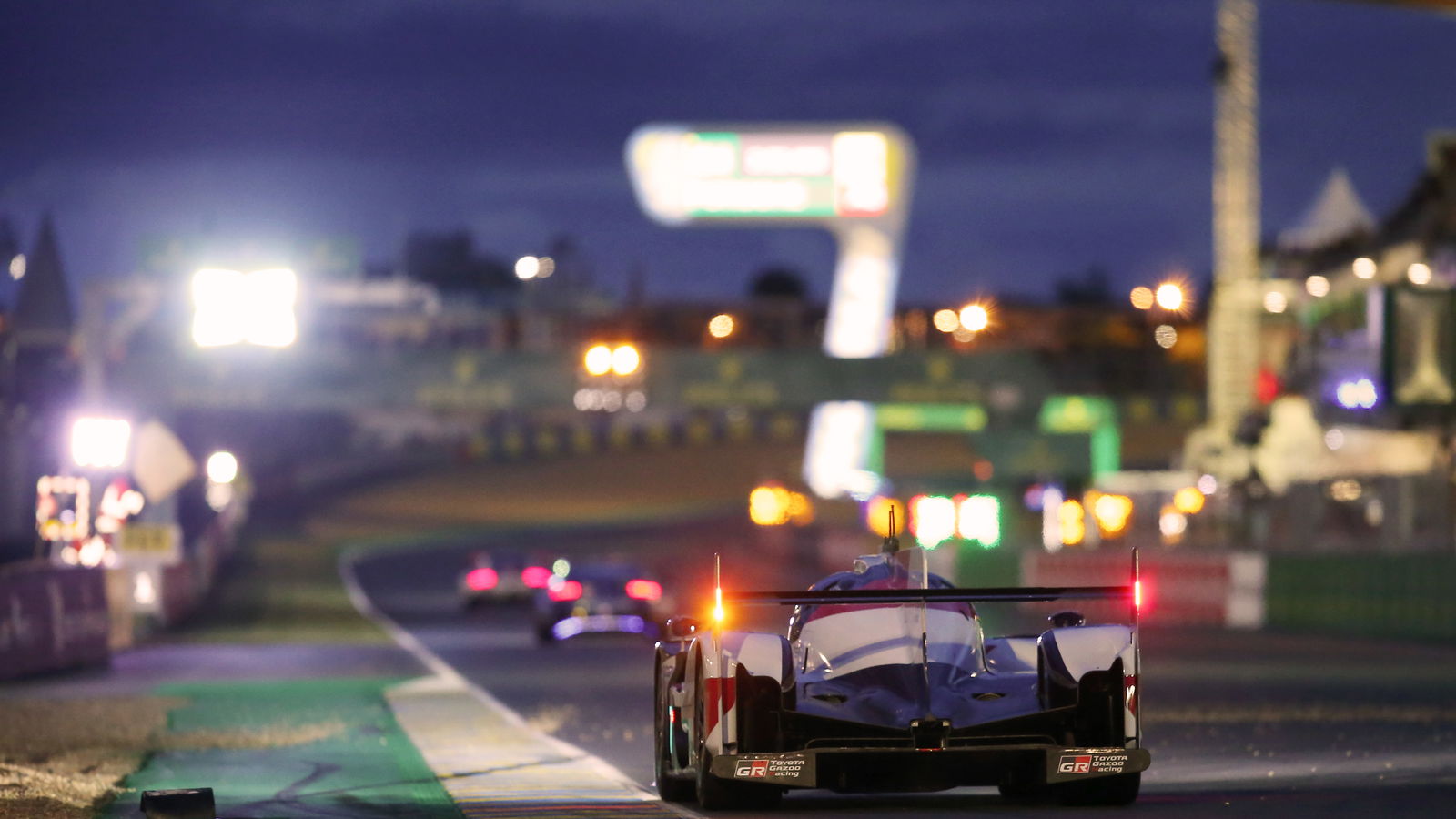 # 7 Toyota merebut kembali kepemimpinan saat malam tiba di Le Mans