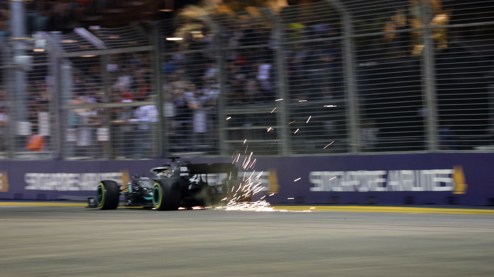 Hamilton edges Verstappen in Singapore FP2, traffic hinders Ferrari