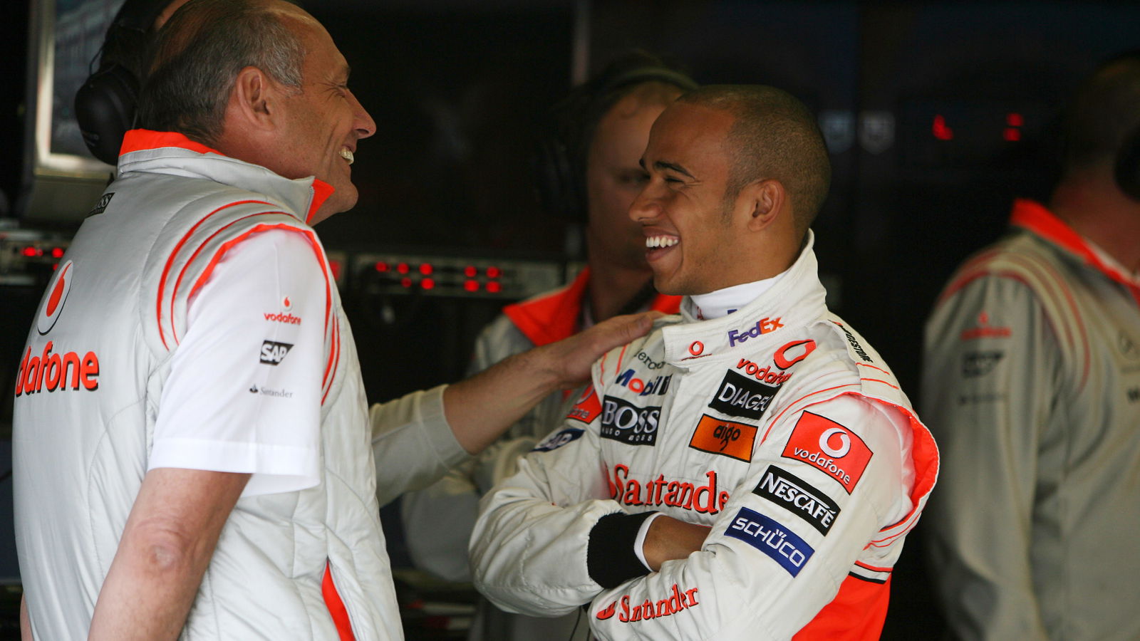 Gosip F1: Hamilton berterima kasih kepada Dennis setelah meraih gelar keenam