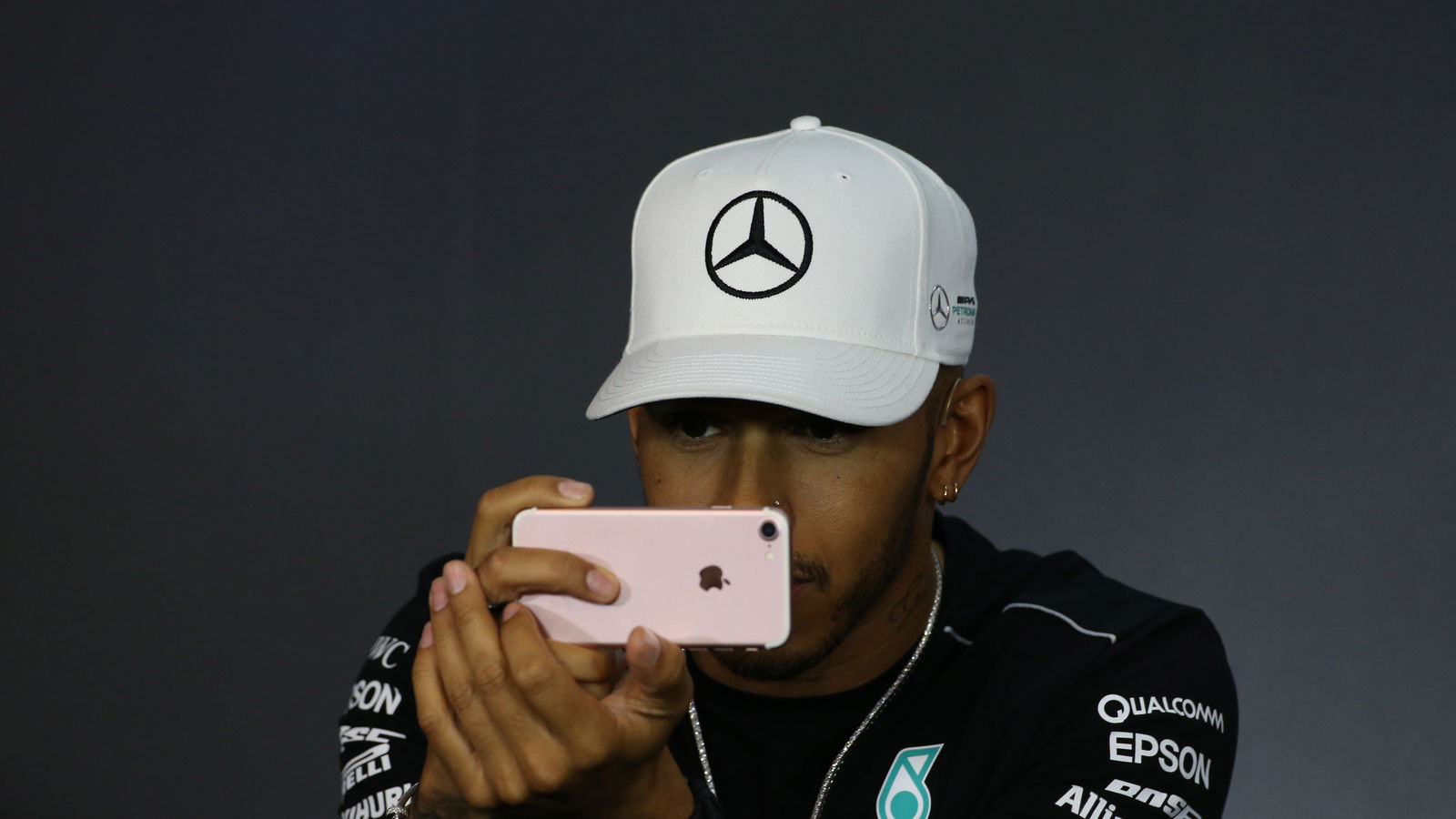 Hamilton menjelaskan alasan di balik penghapusan saluran media sosial