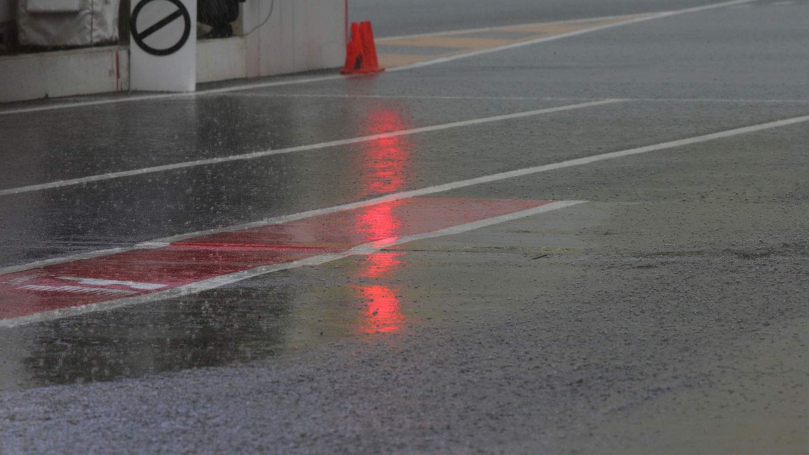 Pejabat F1 memantau kemajuan topan super di Jepang