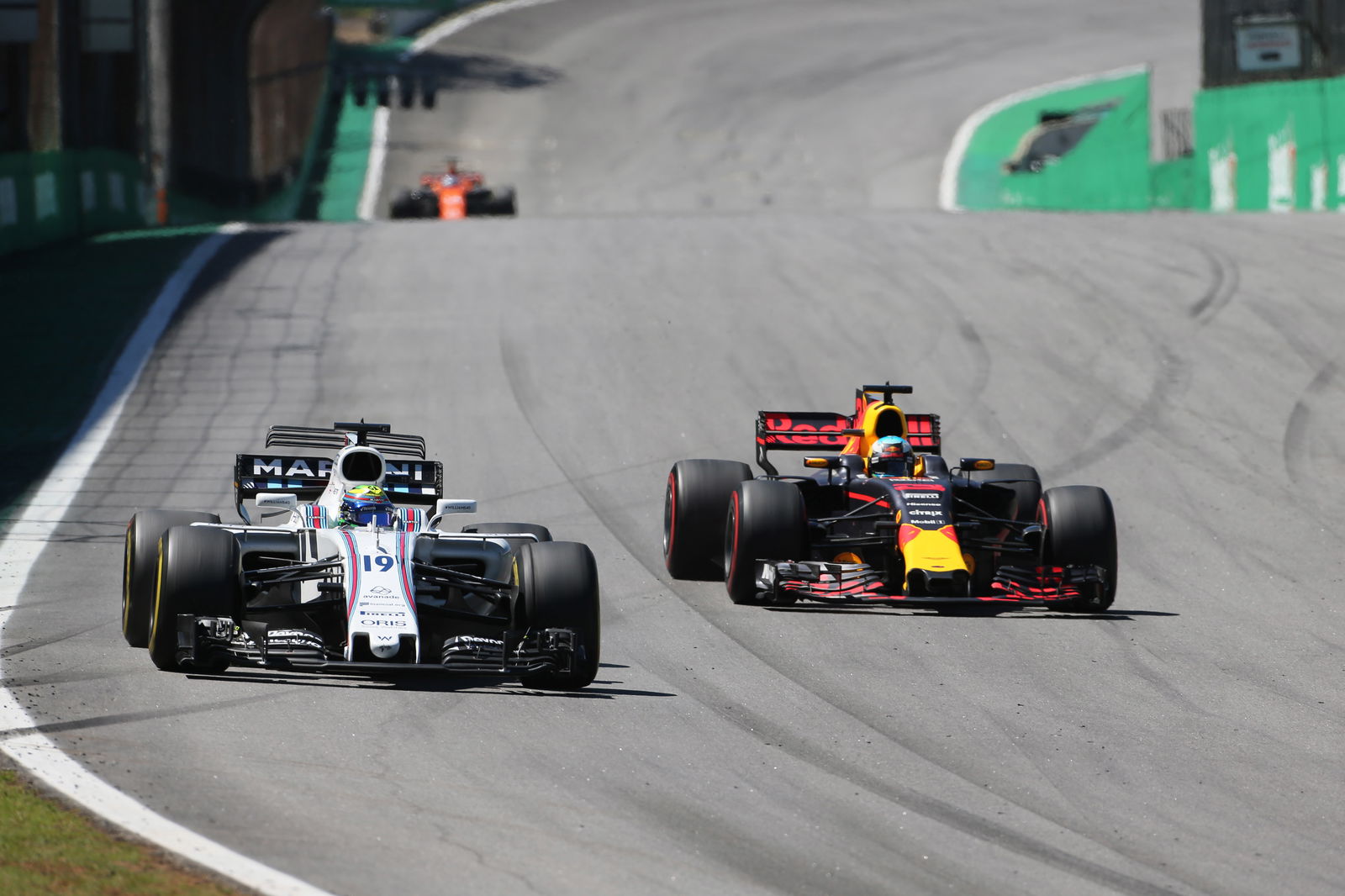 Hamilton menjelaskan alasan di balik penghapusan saluran media sosial