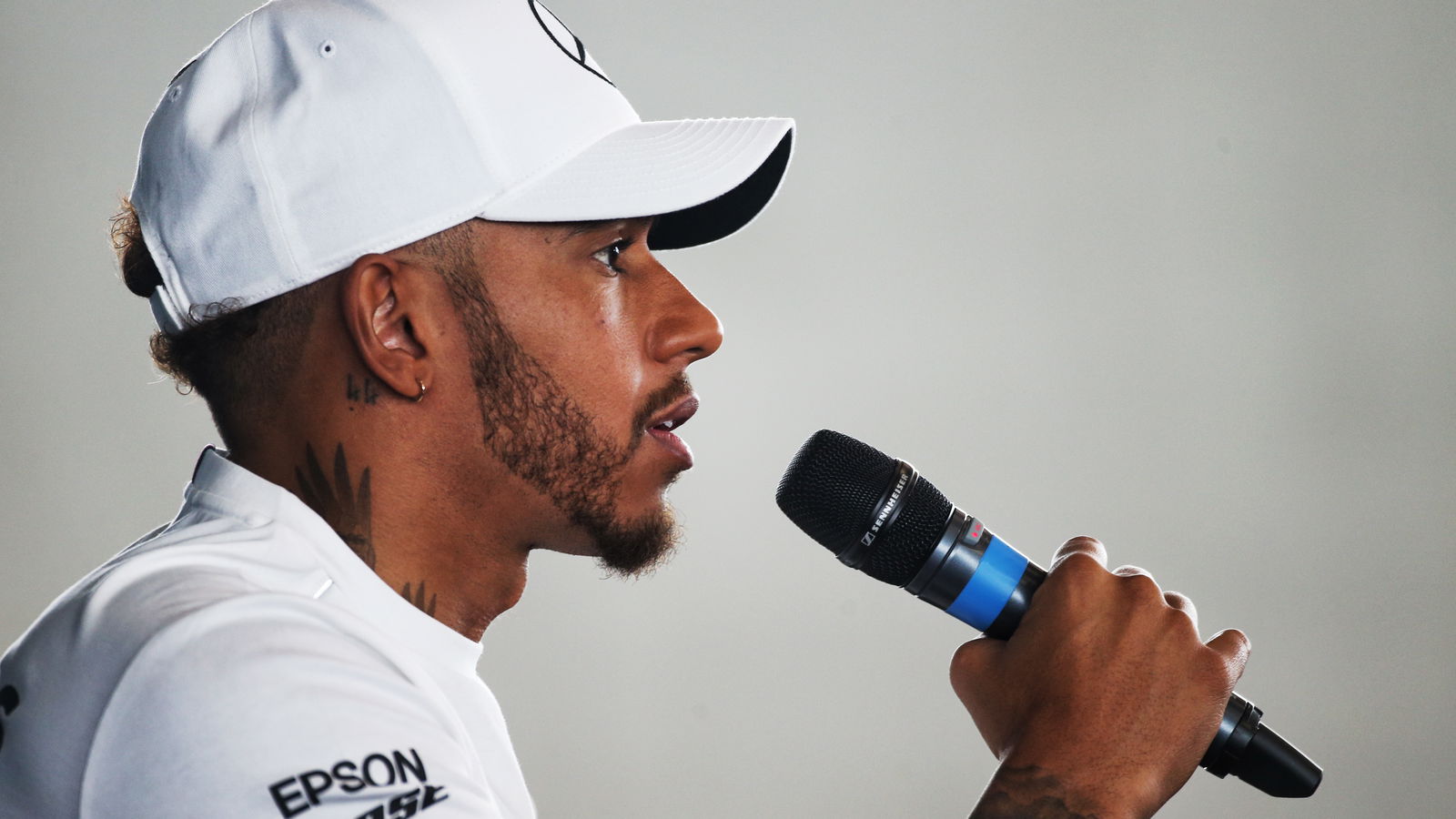 Hamilton memberikan update kontrak F1 jelang pembuka musim