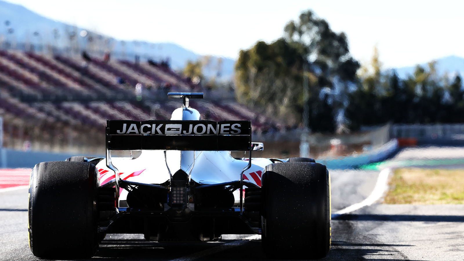 Temperatur rendah, aspal baru Barcelona bikin ban F1 pusing kepala