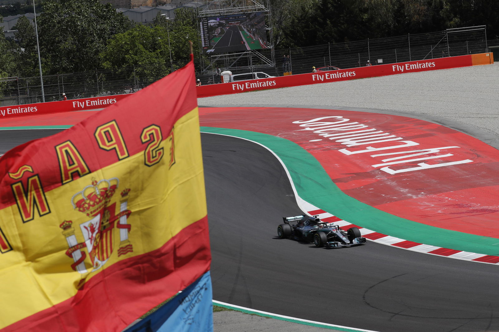 Hamilton mendominasi GP Spanyol karena perebutan ban merugikan Ferrari