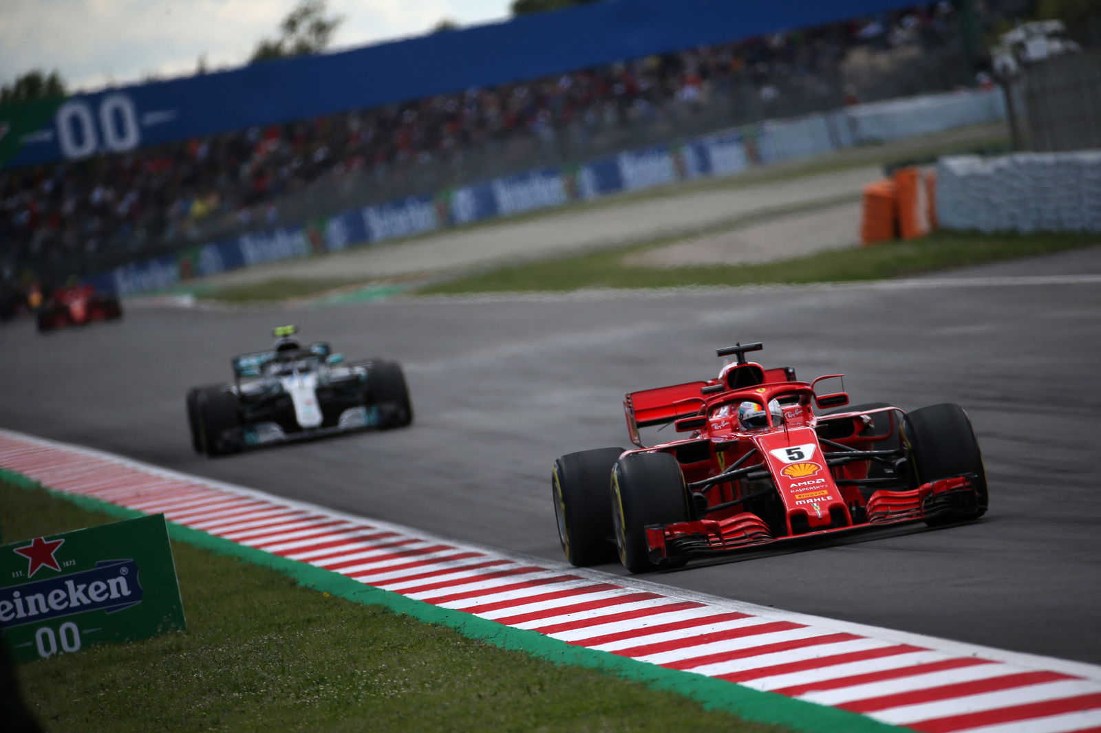 Top Gun? Pembalap F1 Bottas mengudara