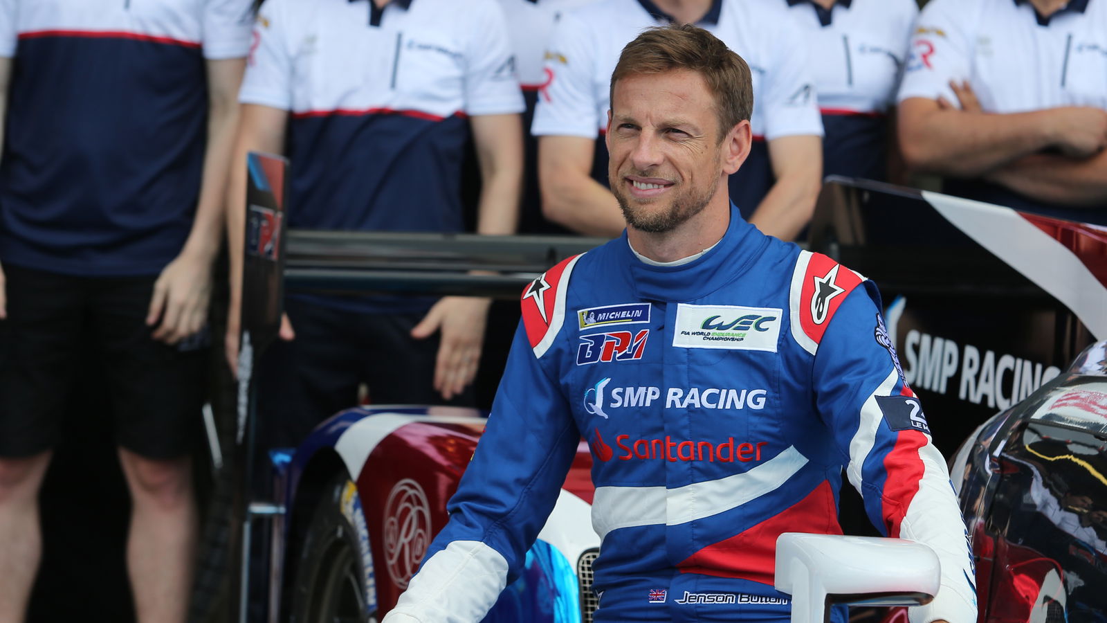 Button, tunangan mengharapkan anak pertama