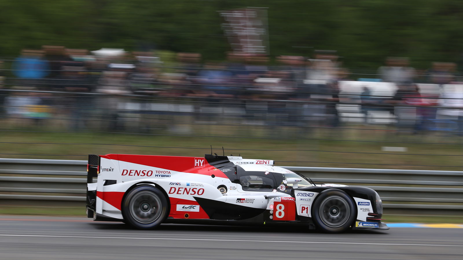 Buemi pulls clear in opening hour at Le Mans