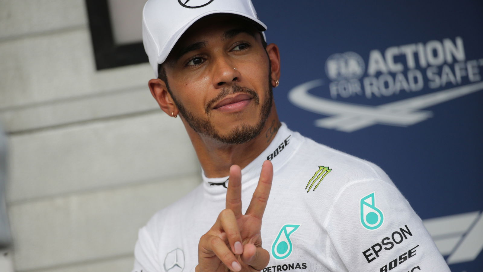 Hamilton menyerbu kutub cuaca basah di Hongaria