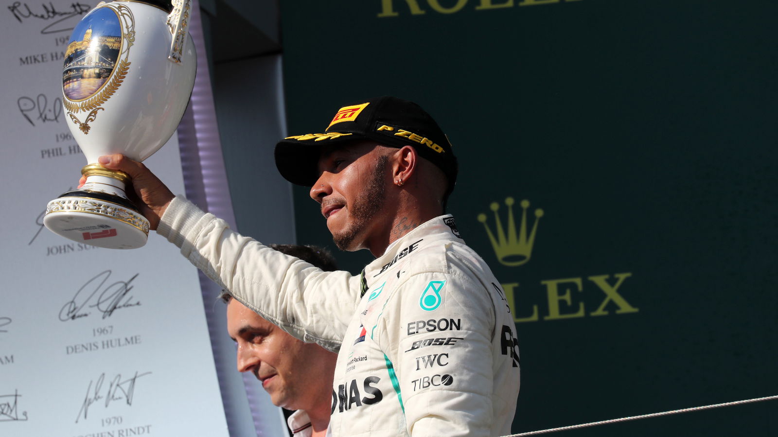 Hamilton meraih kemenangan keenam Hongaria, kesalahan strategi merugikan Vettel