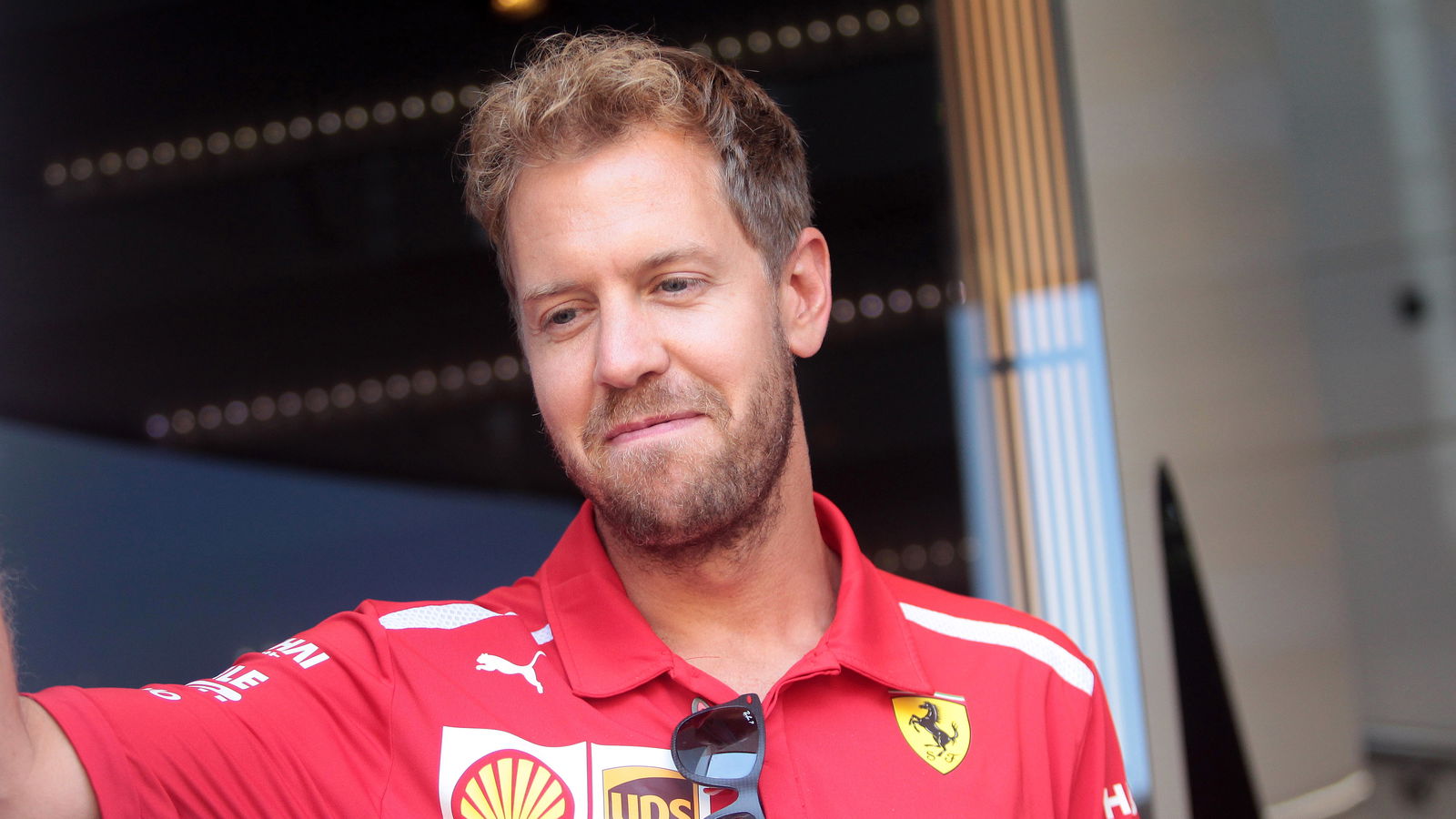Vettel menabrak mobil F1 Ferrari saat menjalankan demo festival Milan