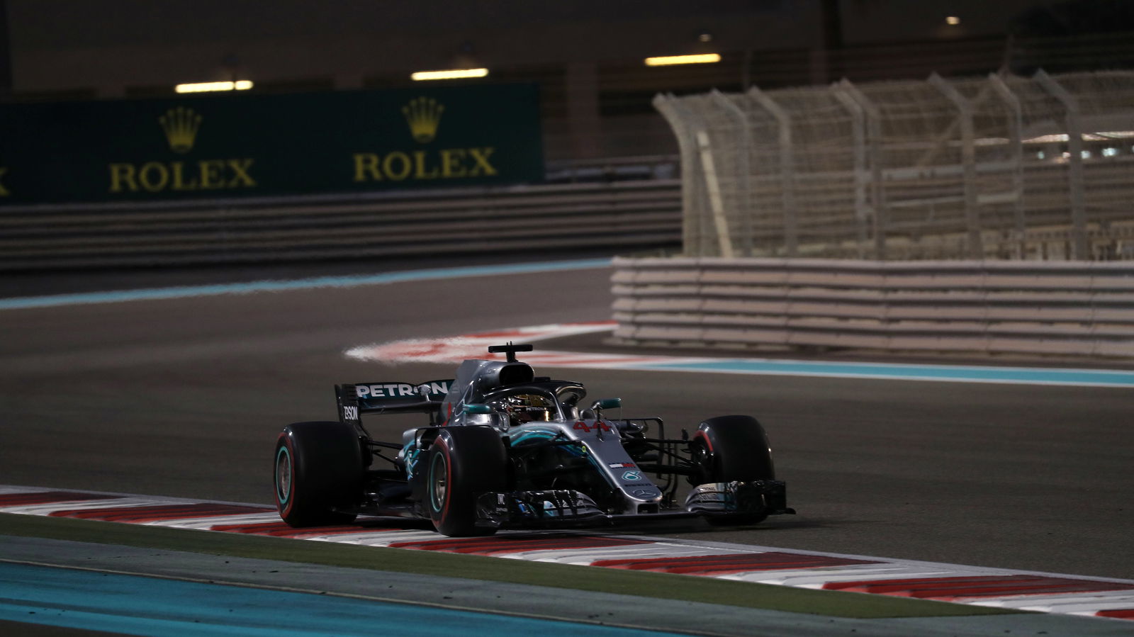 Hamilton mengakhiri musim F1 dengan kemenangan Abu Dhabi