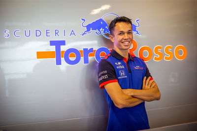 Albon pays half-tribute to Rossi with F1 number