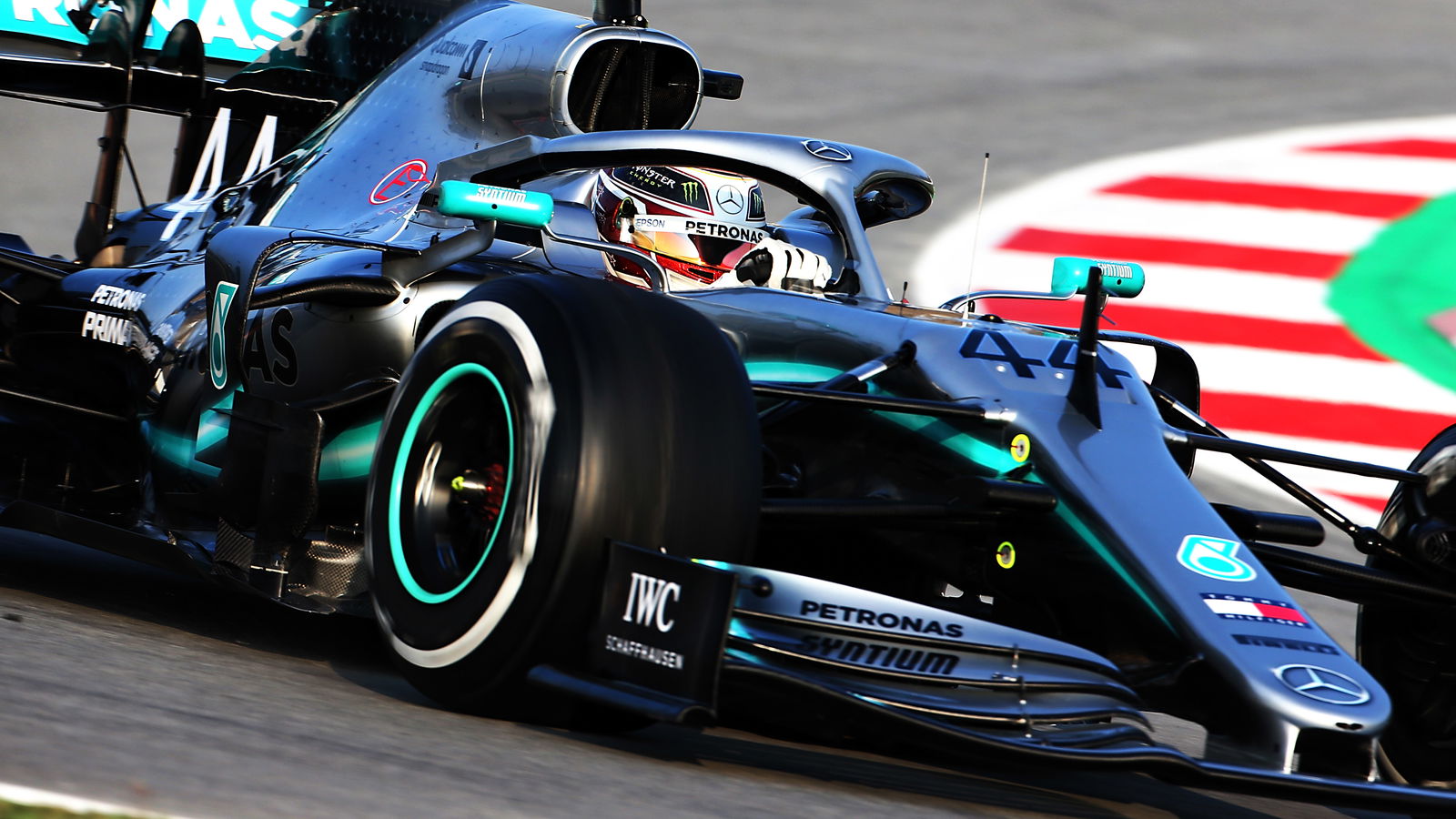 Hamilton: Ferrari terlihat 'sangat, sangat kuat' dalam pengujian F1