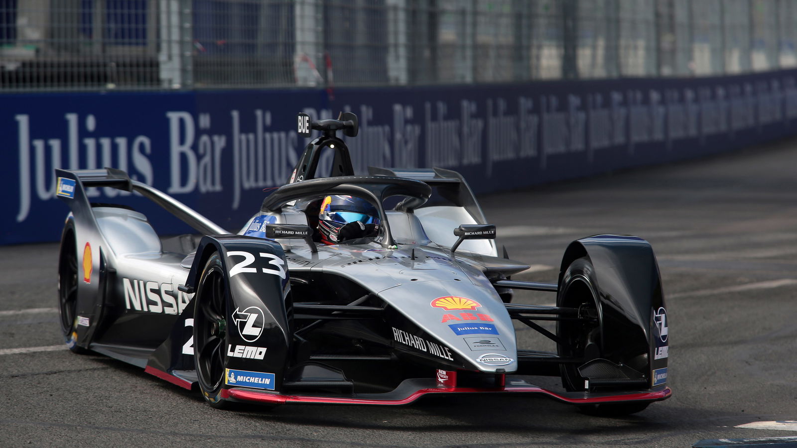 Buemi memenangkan light-to-flag, Vergne bentrok dengan Massa di lap terakhir