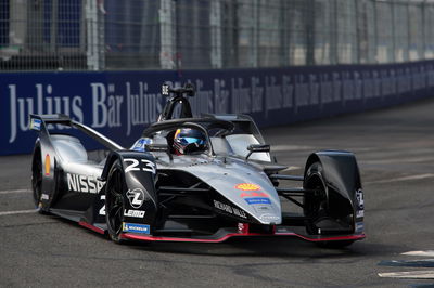 Buemi memenangkan light-to-flag, Vergne bentrok dengan Massa di lap terakhir