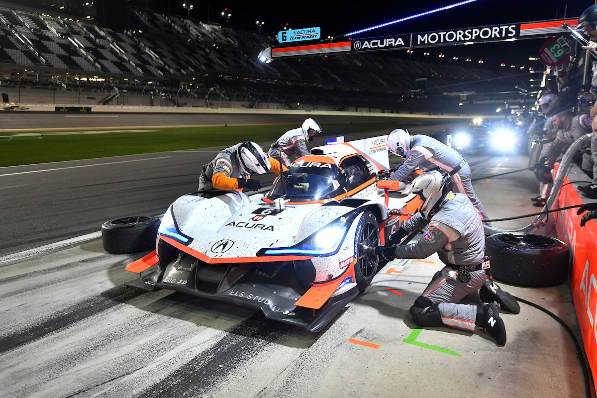 Alonso leads Rolex 24 at four-hour mark