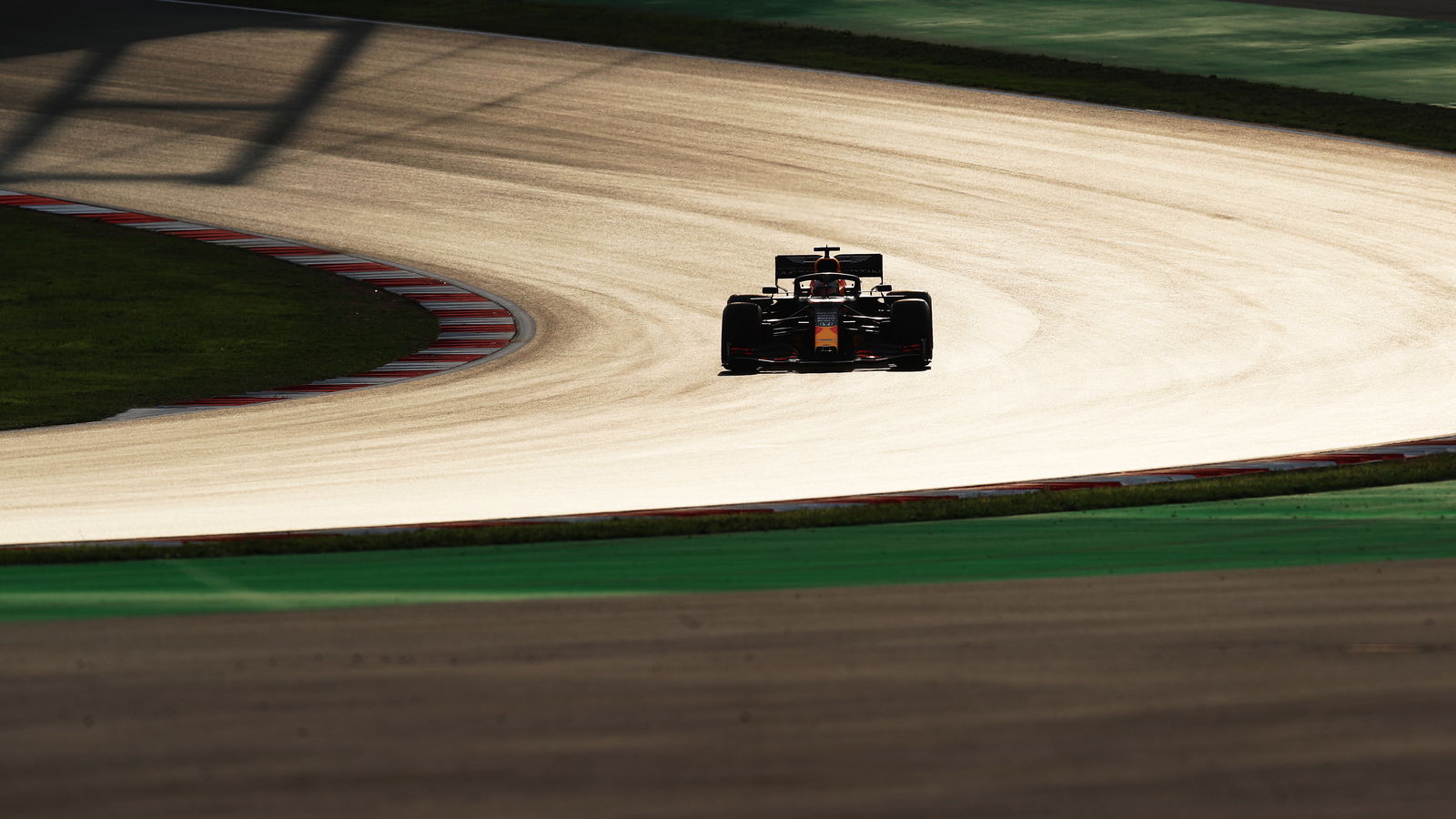 Mengapa 'gelanggang es' licin Istanbul bisa menjadi thriller F1 GP Turki