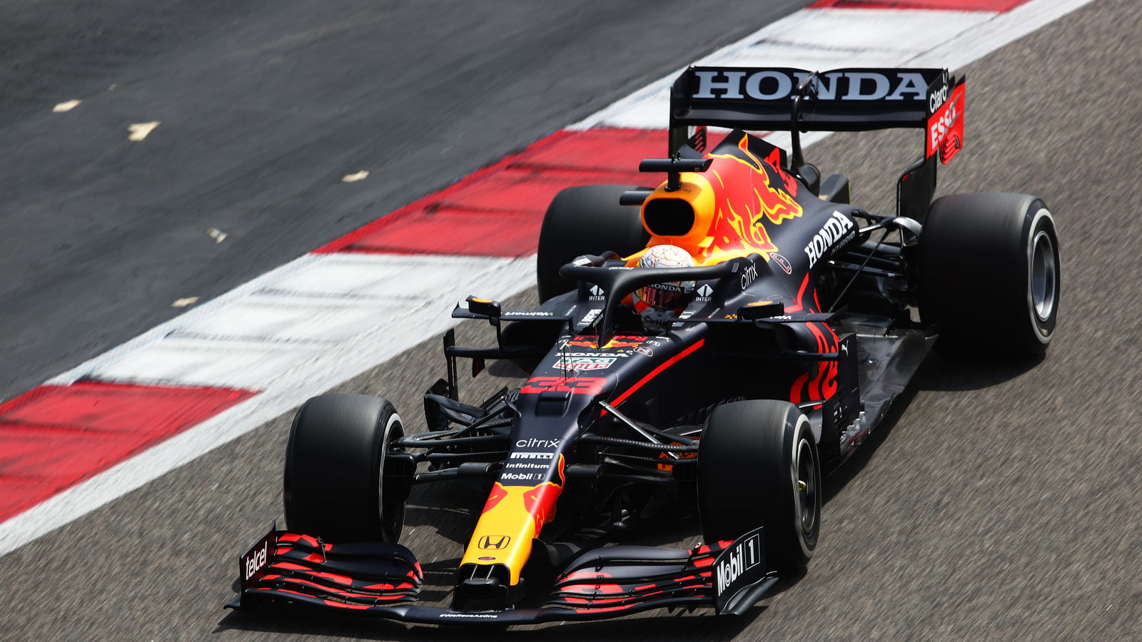 FOTO: Red Bull RB16B Menunjukkan 'Tanduknya' di Bahrain