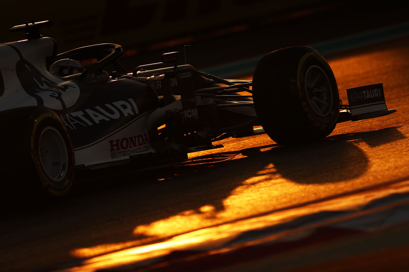 Hamilton outpaces F1 title rival Verstappen in final practice