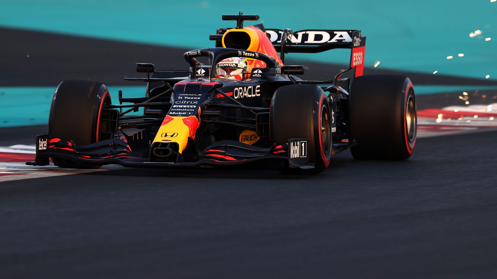 Verstappen Kalahkan Hamilton untuk Pole F1 GP Abu Dhabi