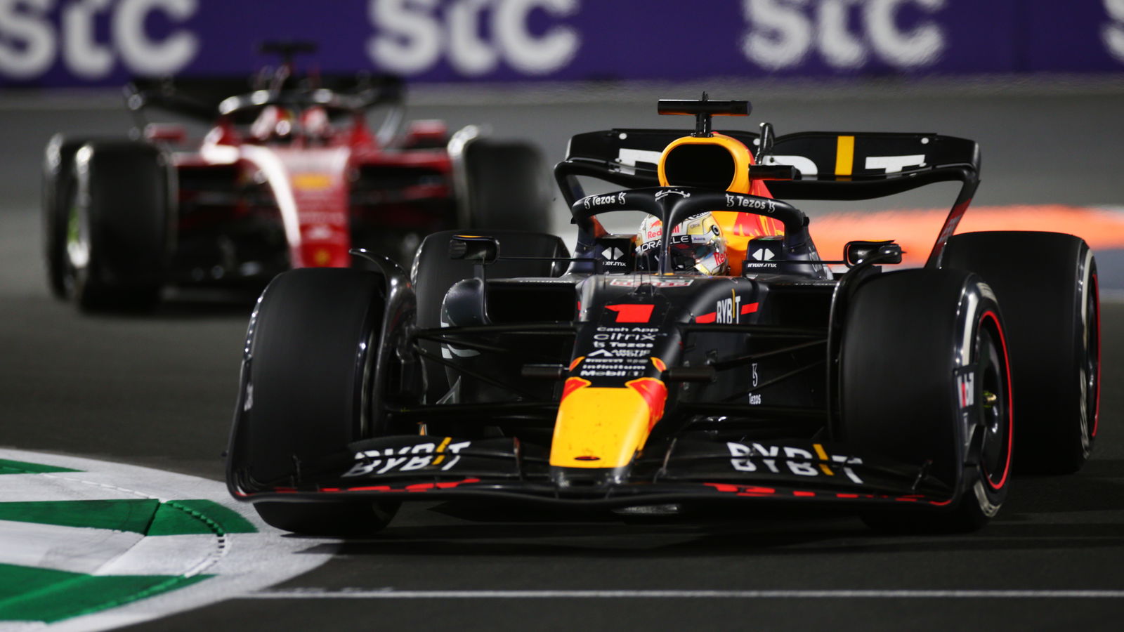 F1 GP Arab Saudi: Verstappen Menanggi 'Thriller' dari Leclerc