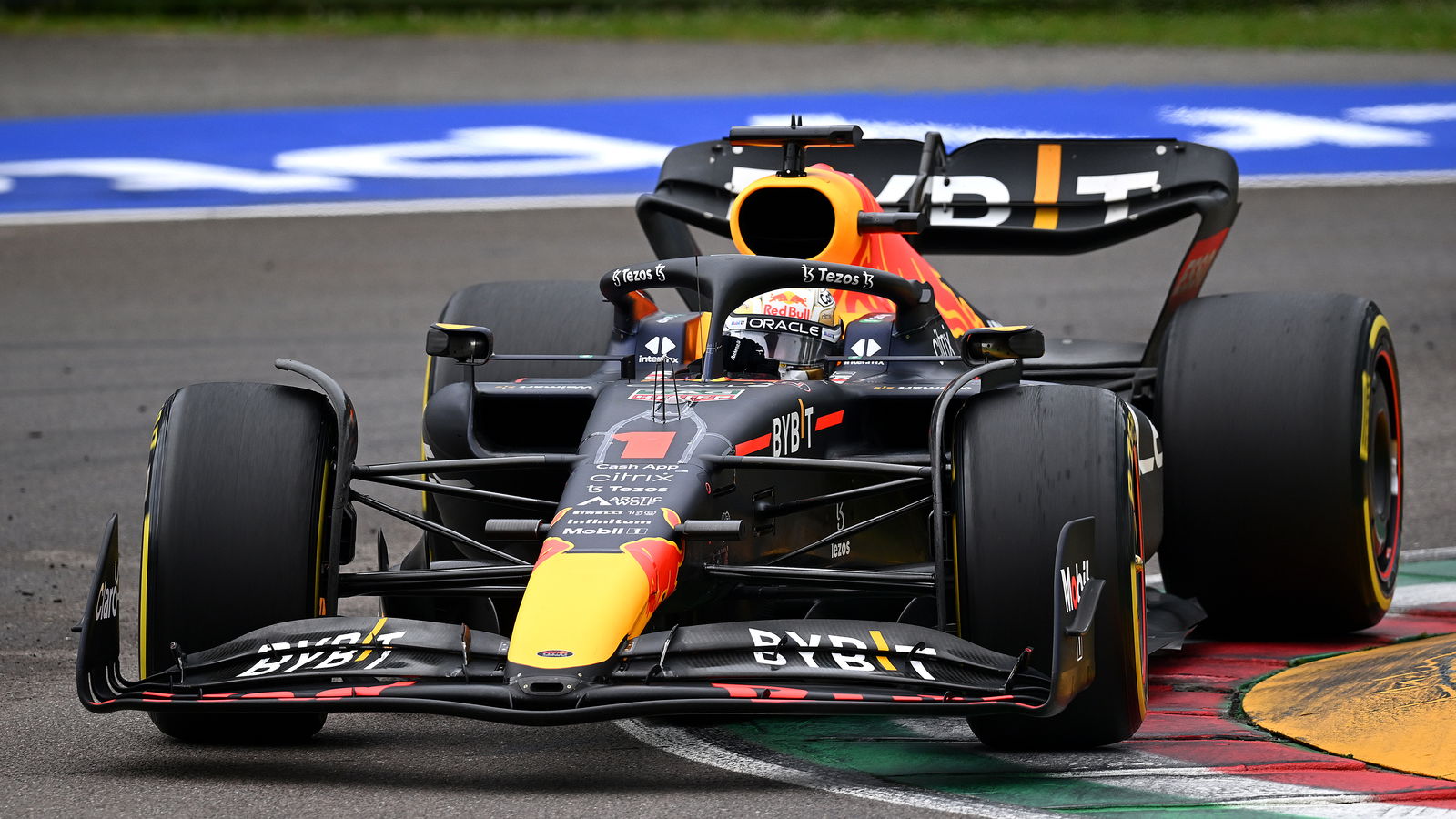 Verstappen Pimpin Red Bull Finis 1-2 di Kandang Ferrari