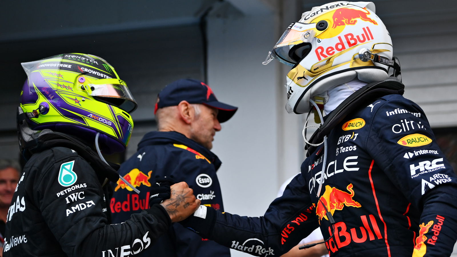 Hamilton jabs at Verstappen: “It says everything about his car”