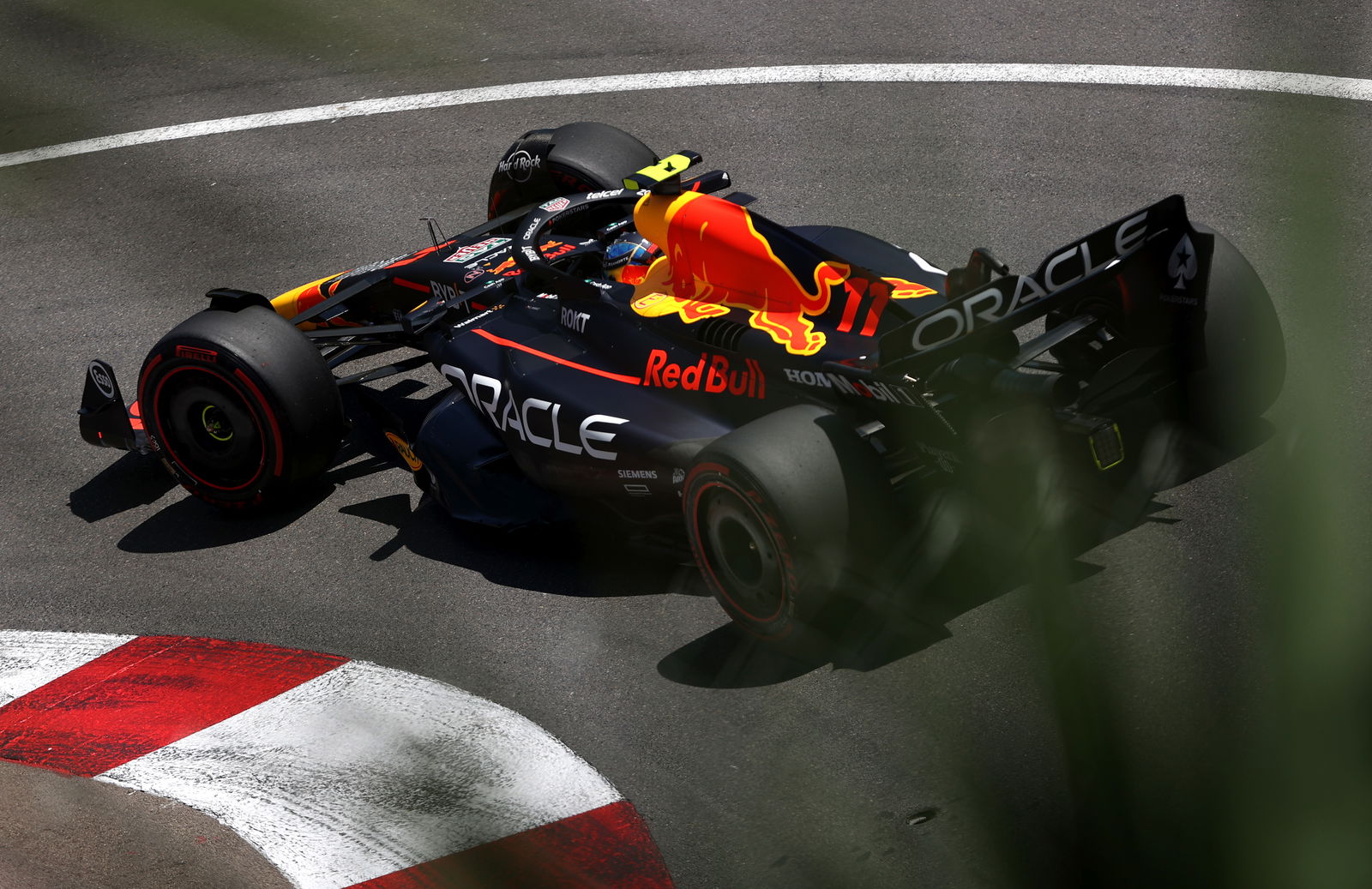 Verstappen stays on top in FP2 as Alonso closes in and Mercedes struggle