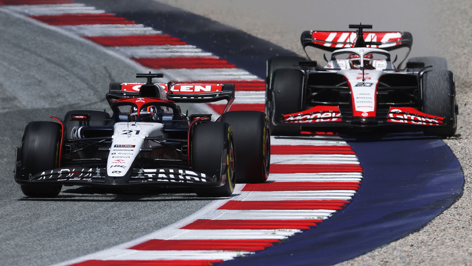 De Vries’ driving reflects his “desperate situation” over F1 career - Magnussen