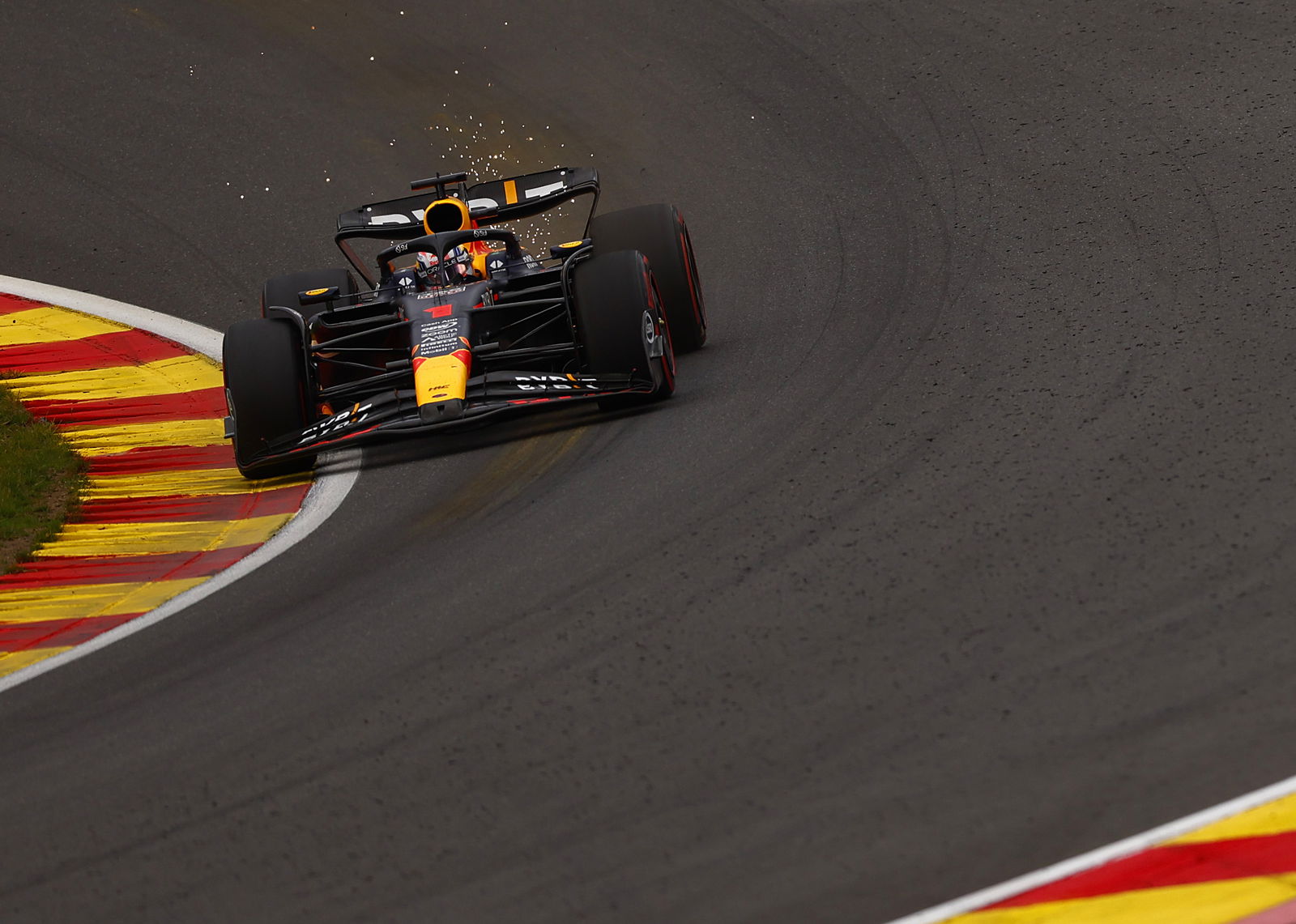 Verstappen Tercengang Trofi Kemenangannya Hancur Lagi