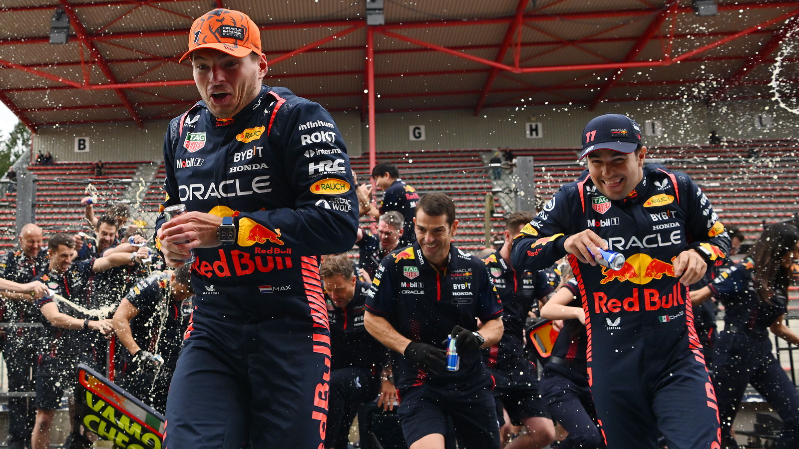 Verstappen Tercengang Trofi Kemenangannya Hancur Lagi