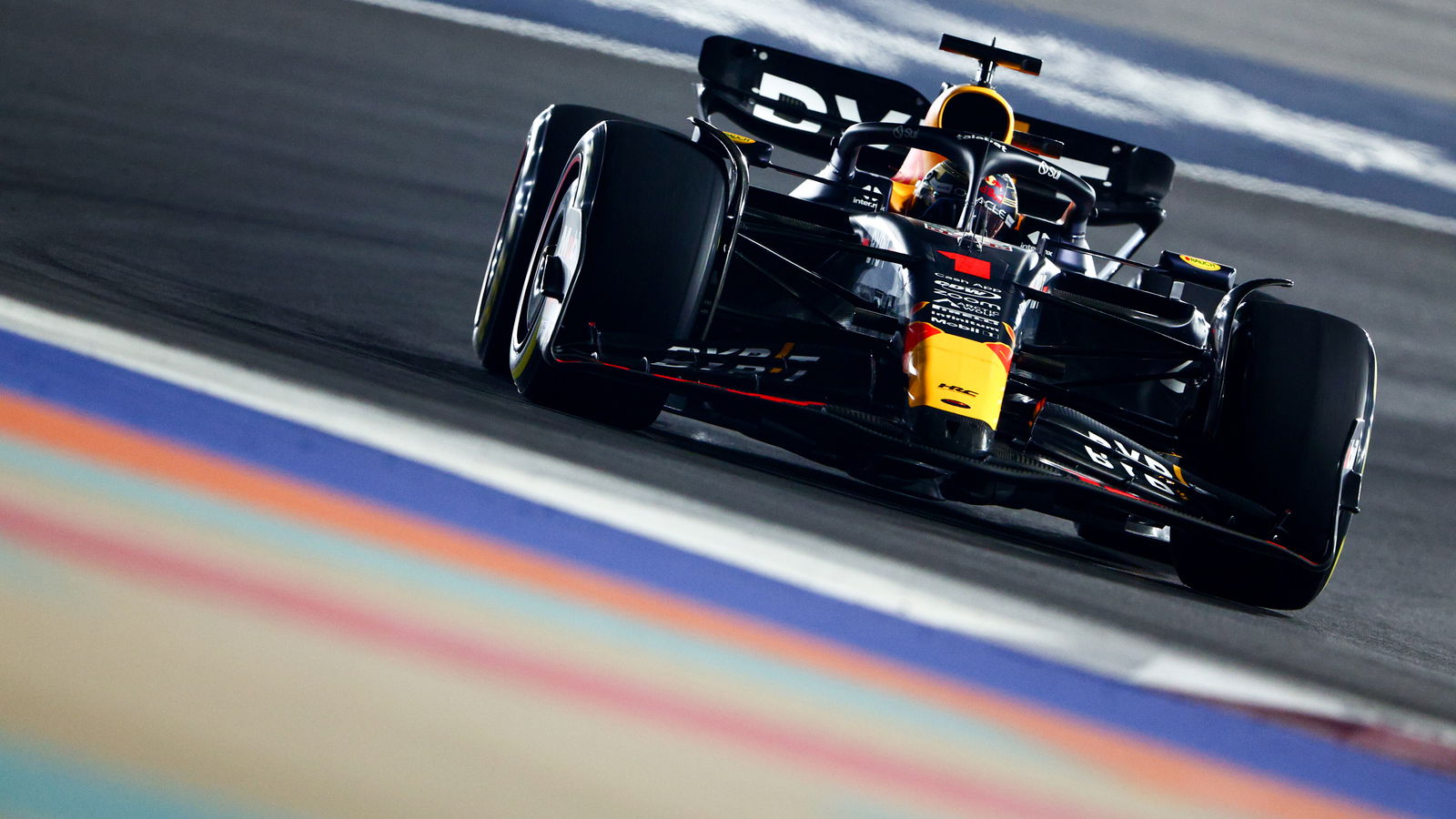 F1 GP Qatar: Verstappen Menang saat Duo Mercedes Bentrok