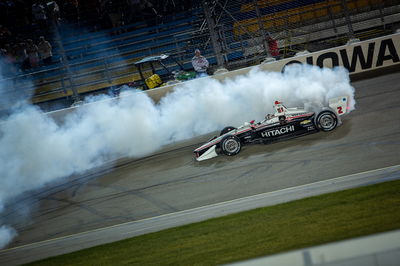 Menara Josef Newgarden di atas lapangan di Iowa 300