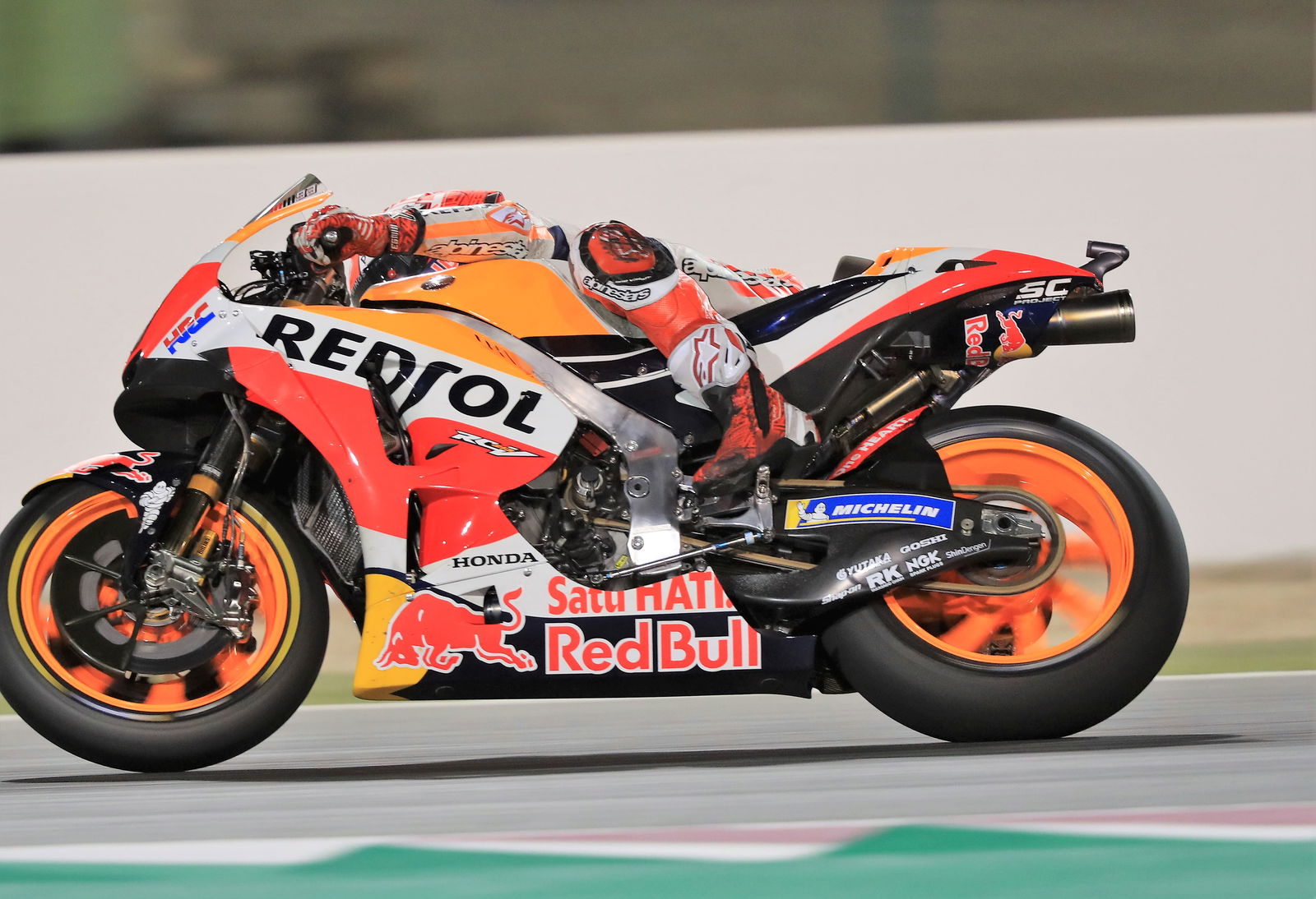 Aprilia akan meluncurkan swingarm serat karbon