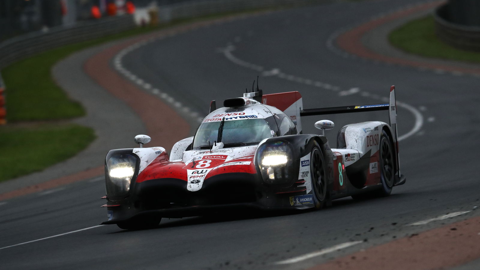 Alonso pulls clear in Toyota Le Mans fight