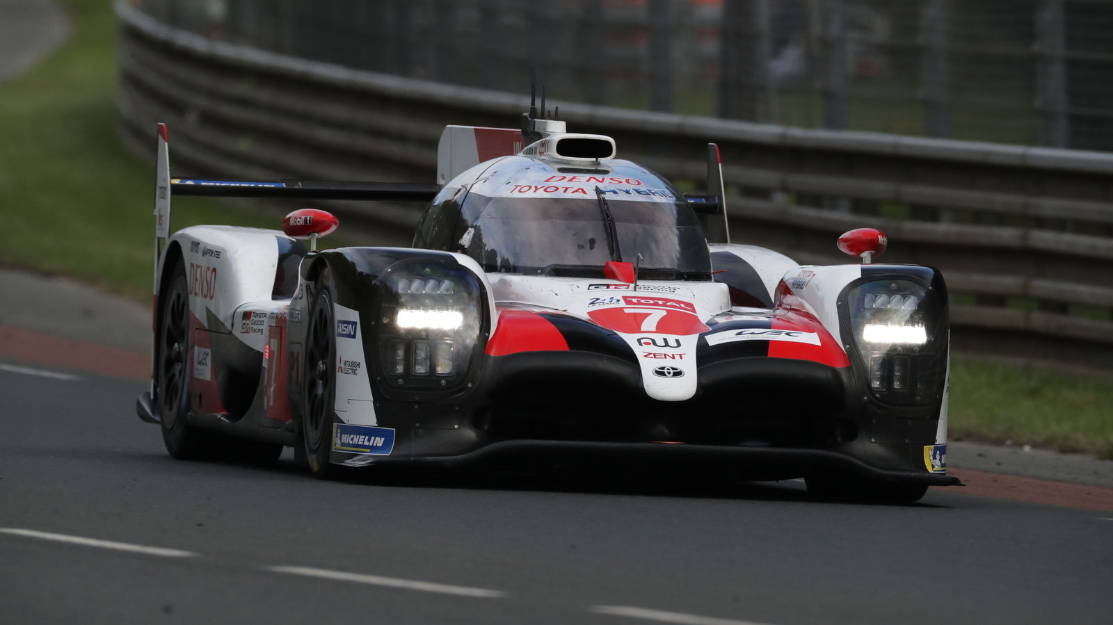 Sensor failure caused Toyota to change wrong tyre on #7 car