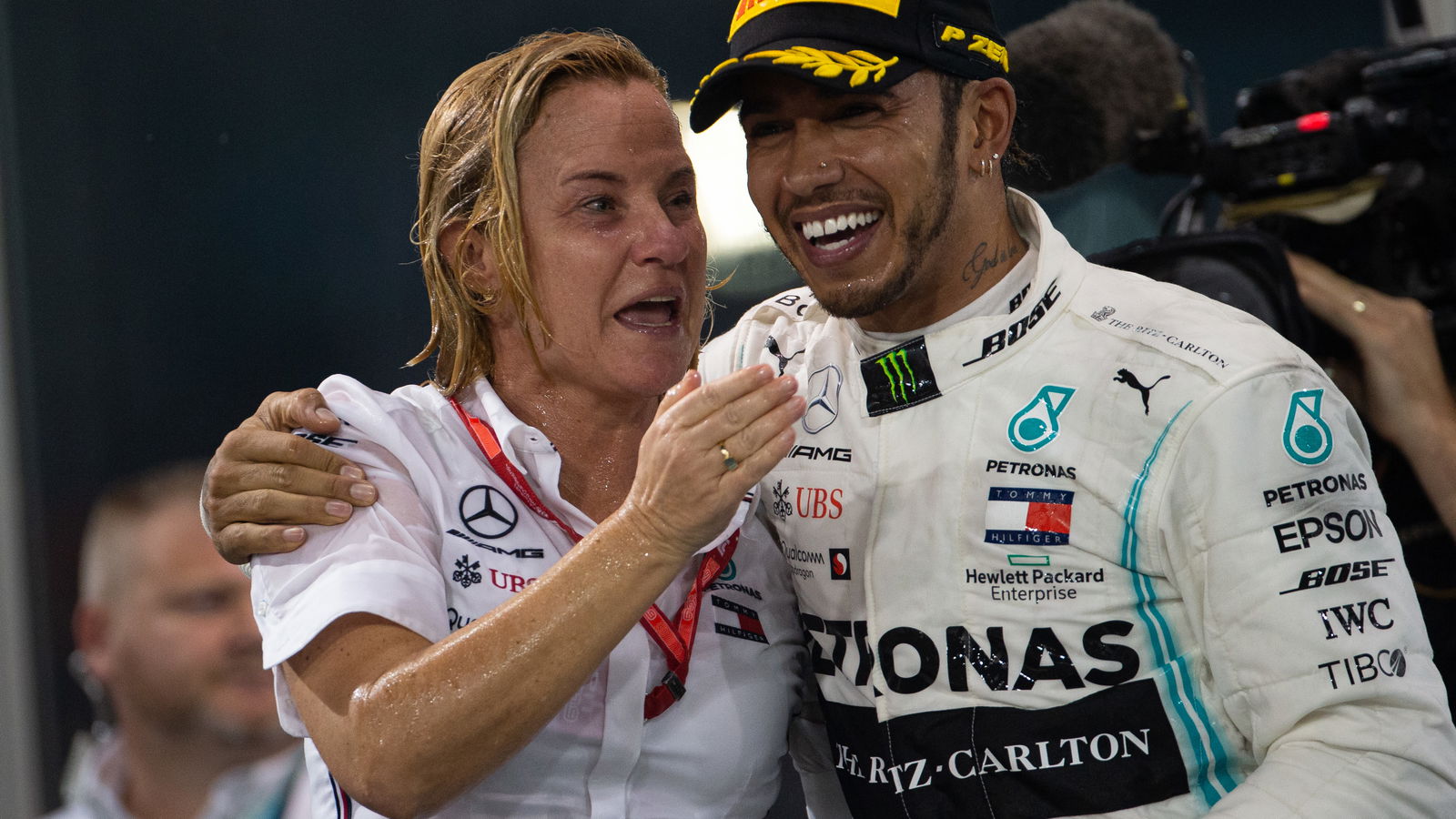 Hamilton hits back at Mercedes F1 contract speculation
