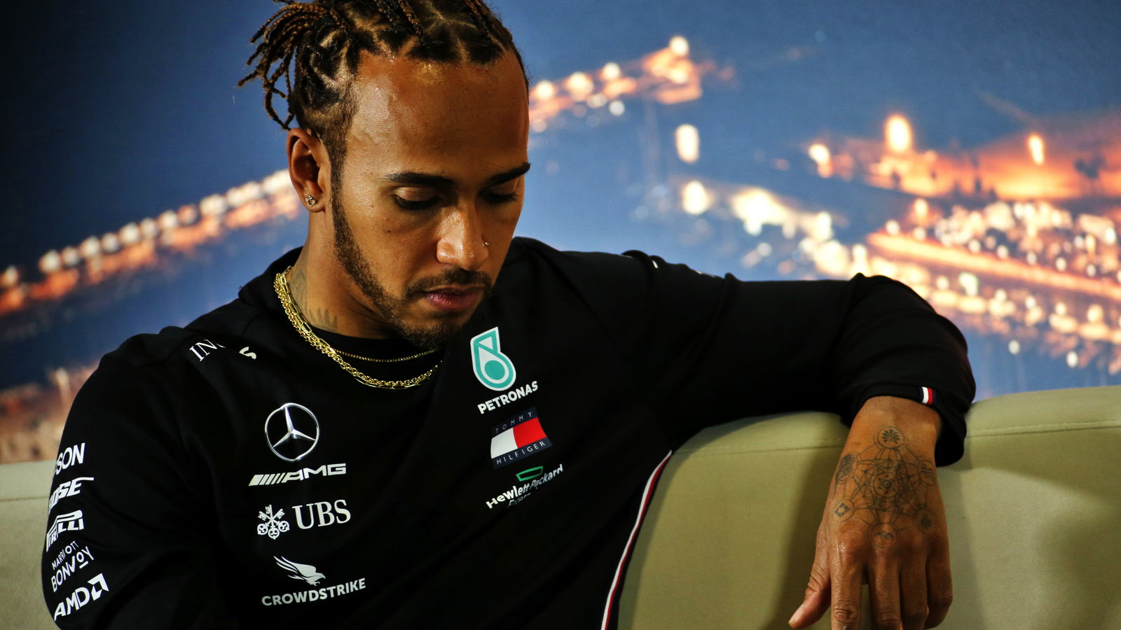 Hamilton membuat perbandingan dengan kehidupan terkunci dan penangkaran hewan