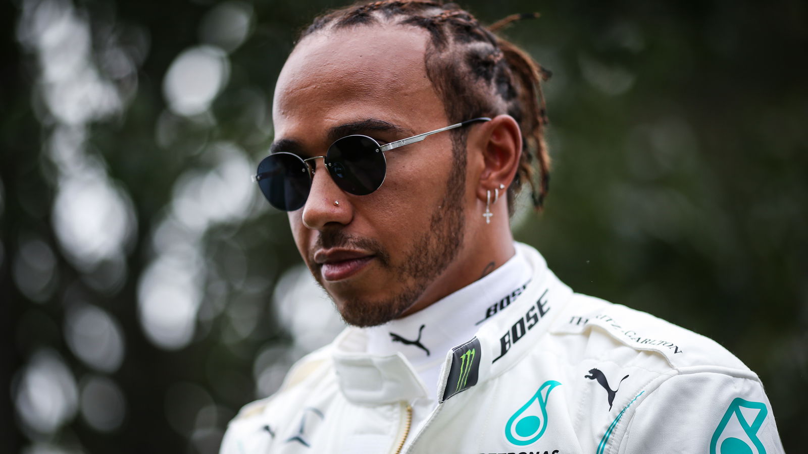 Lewis Hamilton membuktikan bahwa dia adalah juara F1 - di dalam dan di luar trek