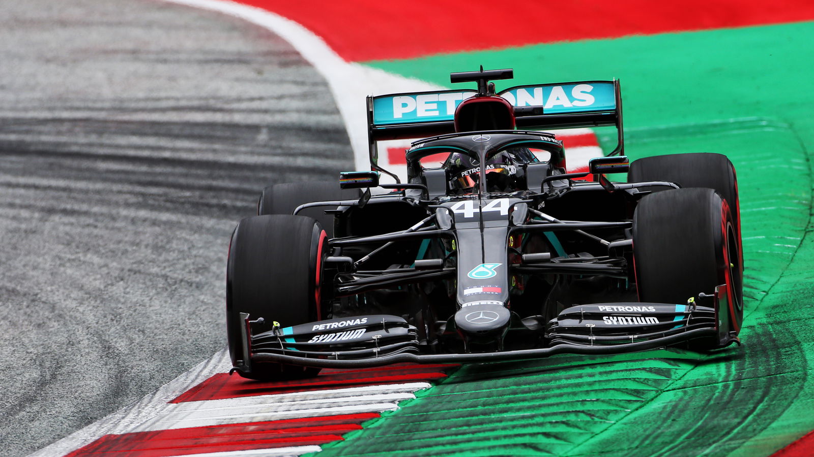 Hamilton berada di puncak GP FP1 Austria saat Mercedes menetapkan patokan awal F1