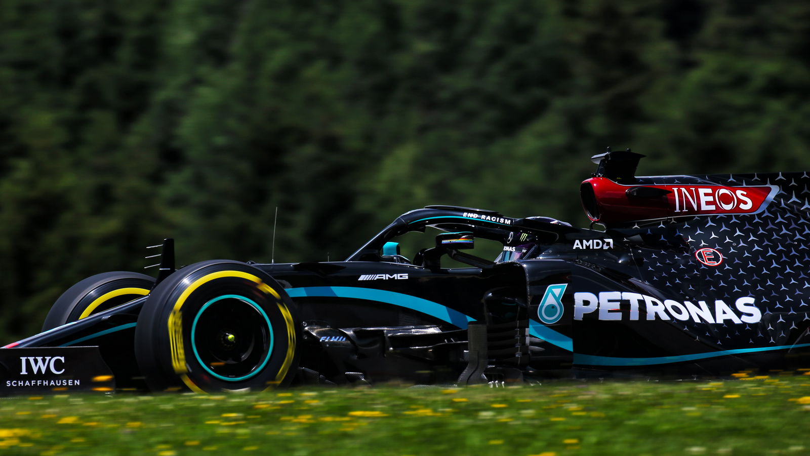 Hamilton holds firm in F1 FP3 as Verstappen closes; Latifi crashes