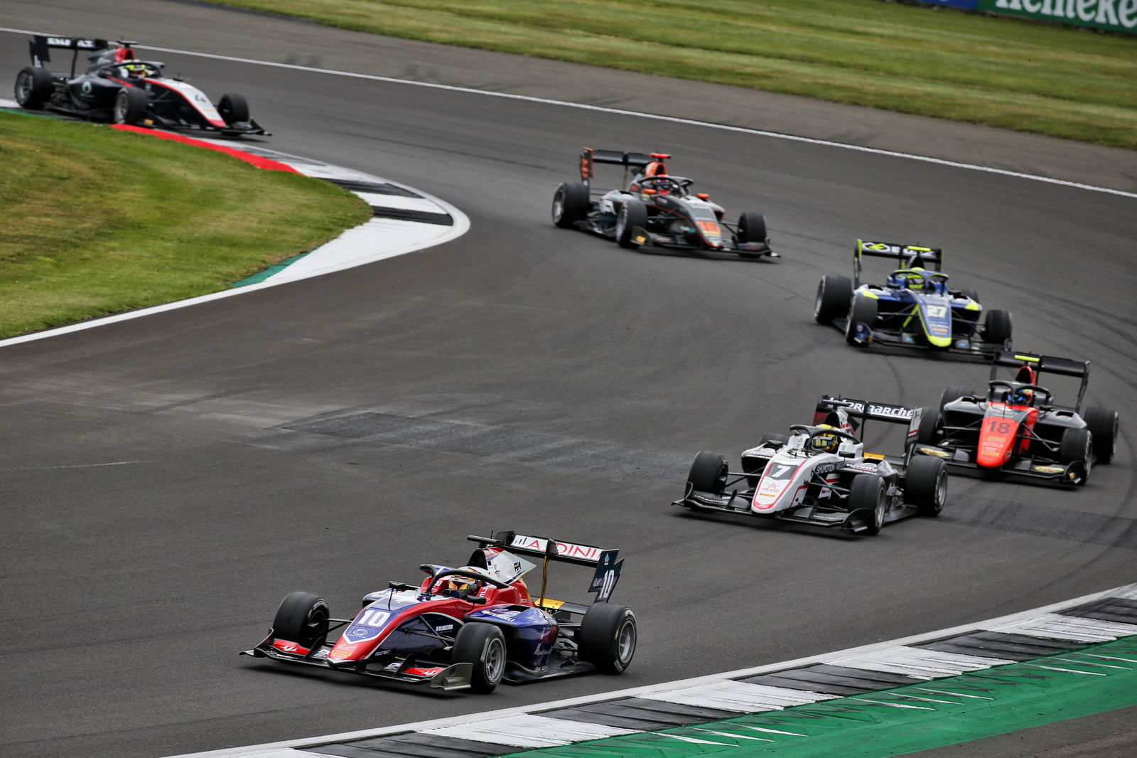 Badai besar ke tiang Silverstone kedua di Formula 3