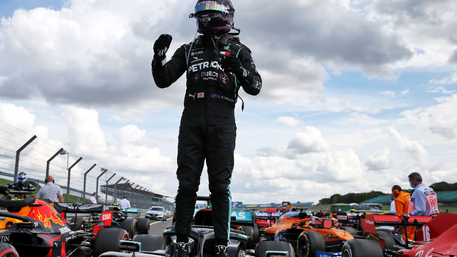 Lewis Hamilton selamat dari tusukan lap terakhir untuk memenangkan F1 GP Inggris