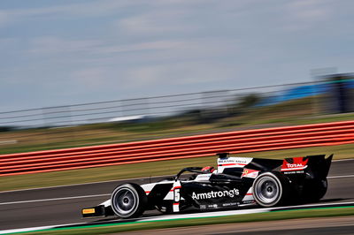 Ilott memimpin kejuaraan F2 setelah kemenangan dominan Silverstone